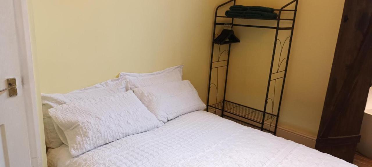 Room With Luxury Private Bathroom & Independent Entrance Near Tube Λονδίνο Εξωτερικό φωτογραφία